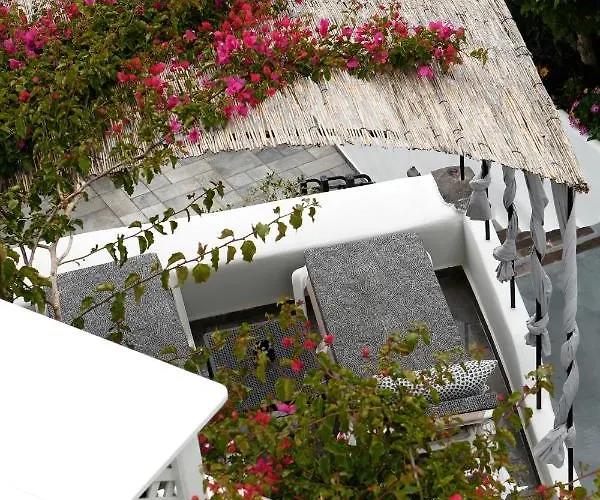 Aris Caves Daire Oia